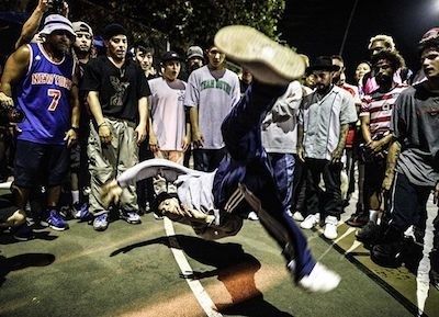 Breakdancer voert een spectaculaire beweging uit in een dansbattle